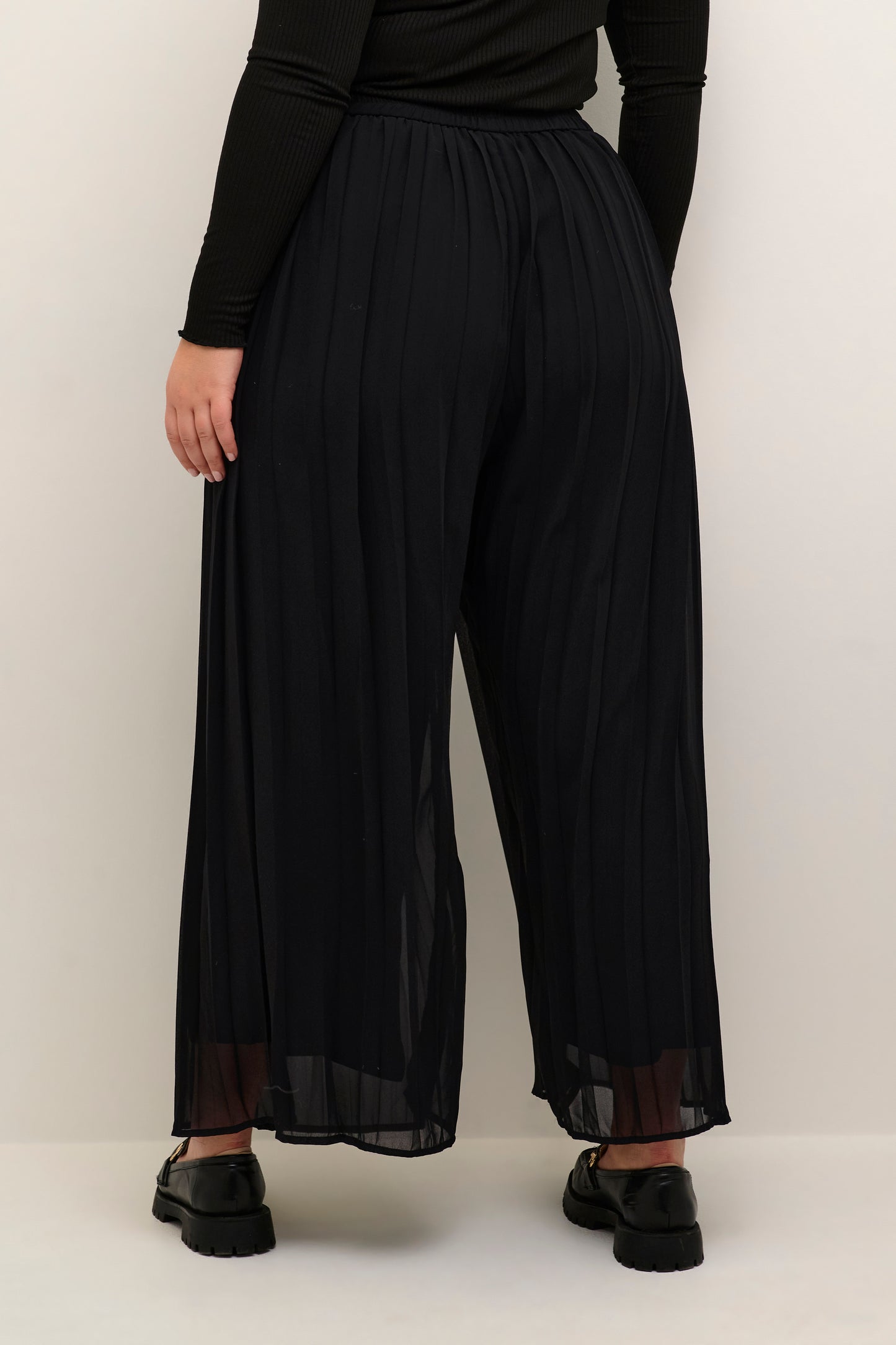 Feri Pleated Pants
