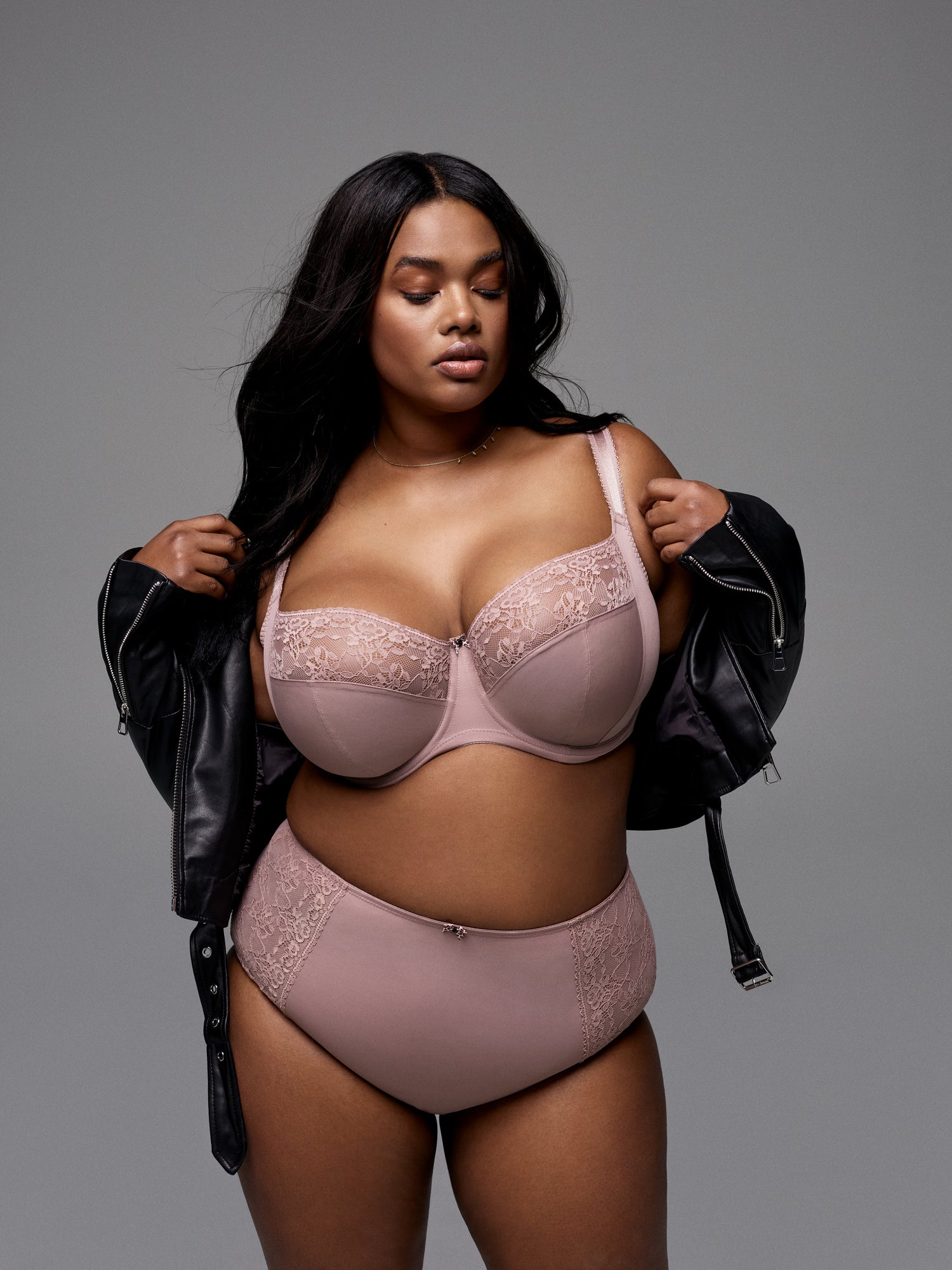Customer discusses her bra fitting
